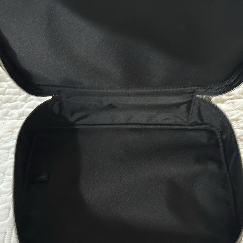 NWOT Black and White Womans makeup case - Picture 2 of 4